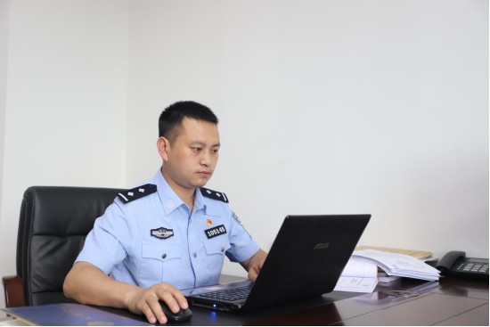 勇做经侦战场的“数据猎手” ——记南充市公安局嘉陵区分局经侦大队民警李自明