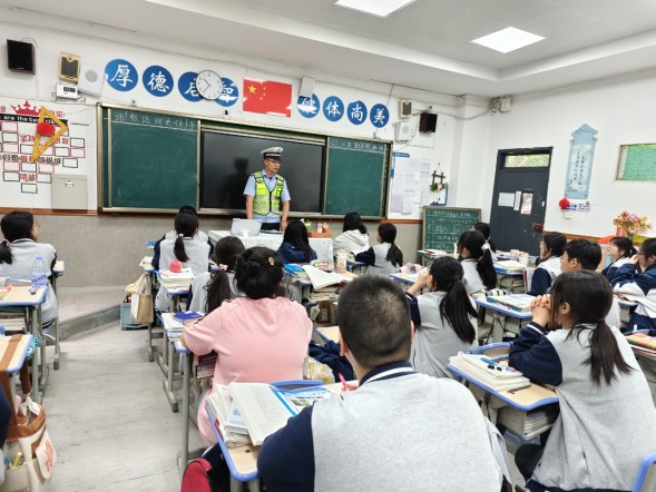 邻水县：交警走进校园上交通安全课