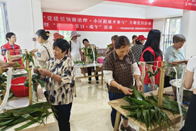 枣山街道旭岩社区开展“浓情端午”包粽子、送艾草活动