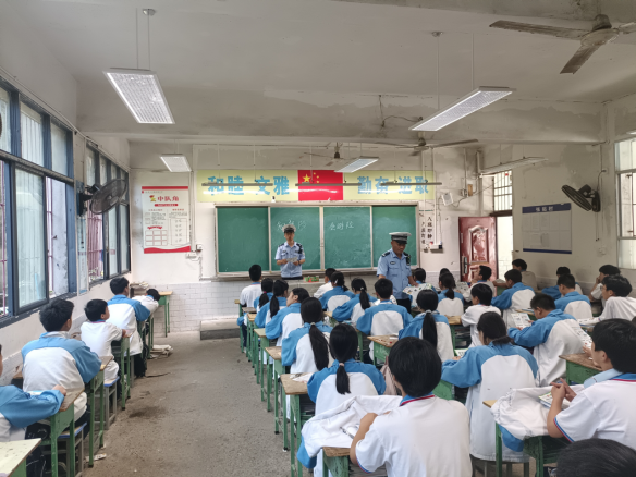 邻水县：交警走进校园开展暑期“知危险 会避险”宣传