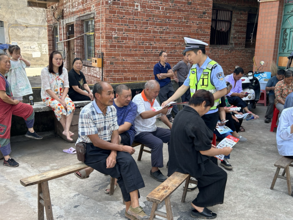 邻水县：汲取教训  交警走进亡人事故村庄开展警示教育
