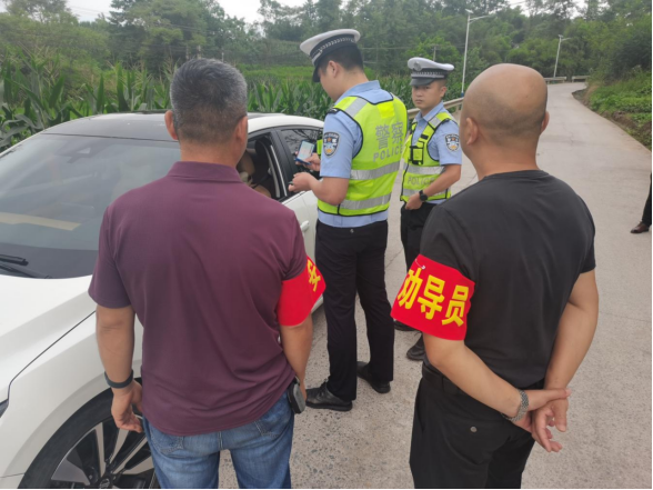 邻水县：交警依托警保合作劝导站宣讲交规