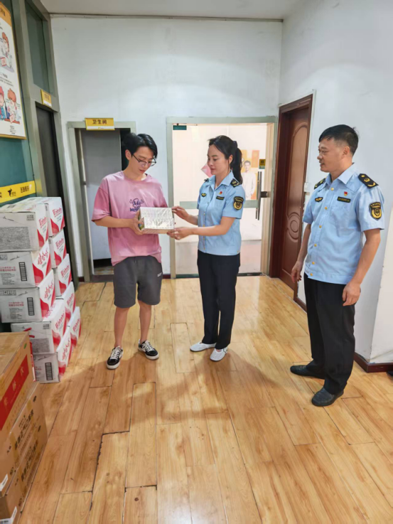 武胜县市场监管局开展外卖骑手“夏日送清凉”活动