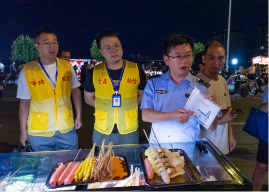 广安市市场监督管理局经开区分局守护“猫儿沟”星光夜市食品安全