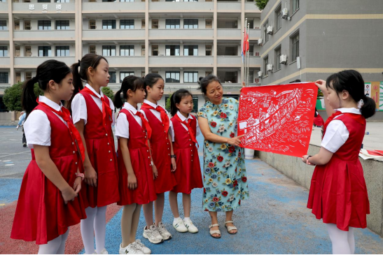 广安区：开学第一课  铭记历史缅怀先烈