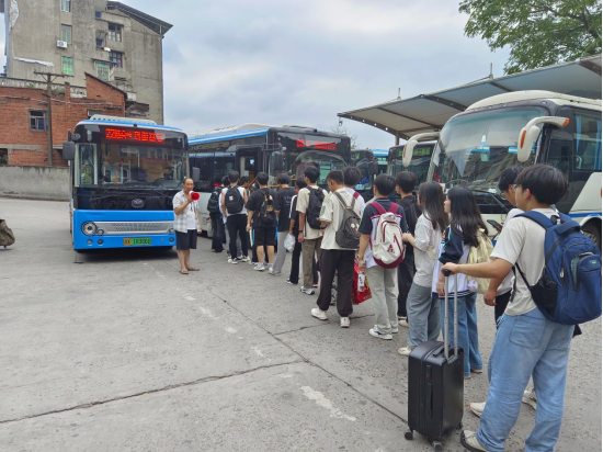 武胜县公交公司：定制专线公交 护航学子返校