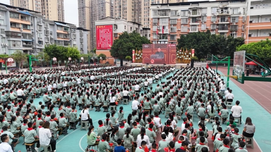 邻水县第三小学：师生观看阅兵式 爱国主义教育深入人心