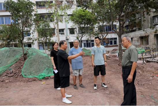 广安区泰和社区劳动街5个老旧小区“抱团取暖”：党建引领破墙合管  老街坊焕发新生机