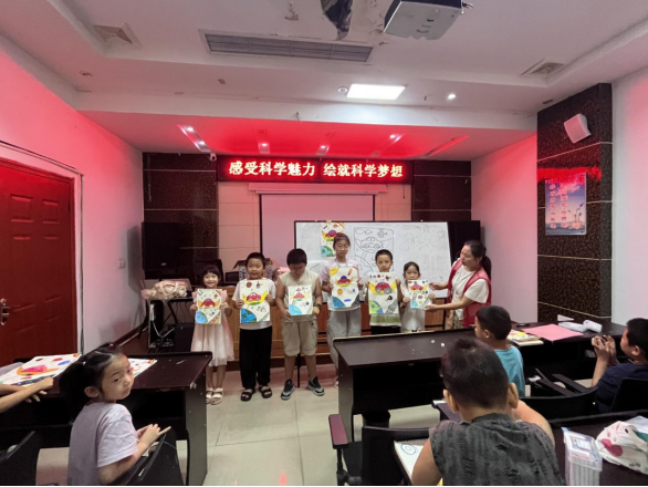 广安区科协开展科幻画绘画活动