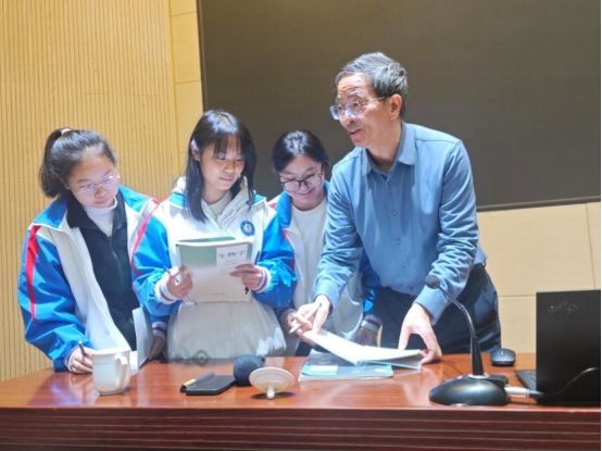 中科院科学家潘春洪走进邻水二中，带领学子“解锁”人工智能密码