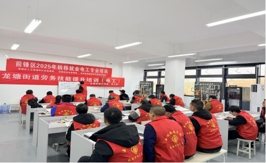 龙塘街道联合再兴劳务专业合作社开展电工专项培训