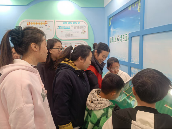 中桥街道解放社区科普馆亲子参观日：小手牵大手，共探科学奥秘
