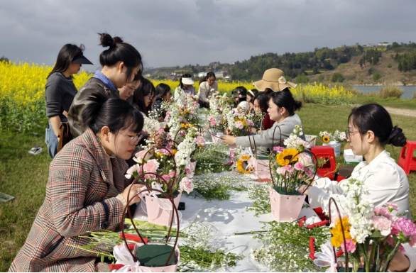 嘉陵江畔花韵浓 巾帼芳华绽新颜——万善镇举办“嘉陵江畔·芳华绽放”花艺体验活动