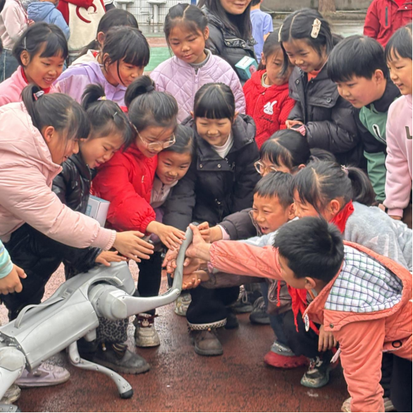 武胜县：科普大篷车进校园 点燃乡村学子科技梦