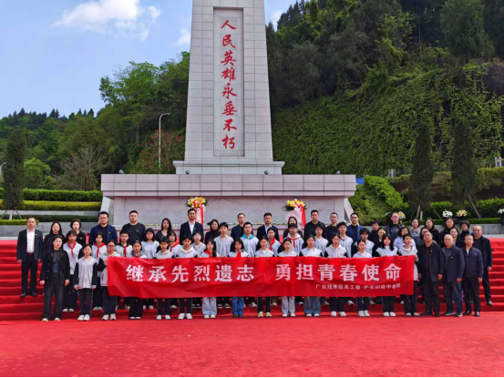 护安镇开展“继承先烈遗志，勇担青春使命”主题党日活动