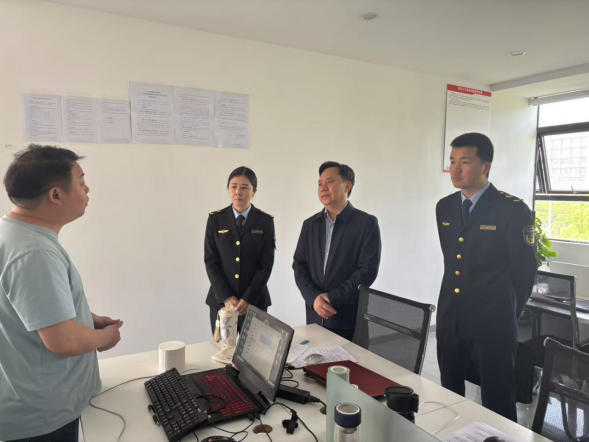 广安经开区党工委委员、枣山园区管委会主任杨德高开展网络餐饮食品安全专项整治调研工作