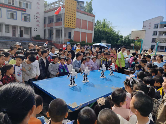 武胜县：科普大篷车进校园 点亮童心科学梦