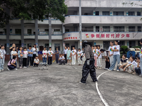 华蓥市：科普大篷车进校园 趣味科技点亮童心