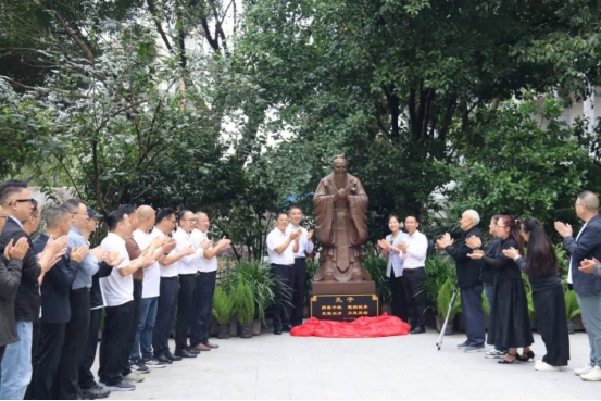 立孔子圣像  传百廿薪火 ——邻水县第二中学孔子雕塑揭幕仪式暨首届农村班校友志教砺学座谈会举行