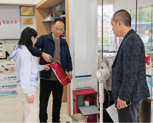 兴隆镇：柔性执法进商户  手把手教用灭火器