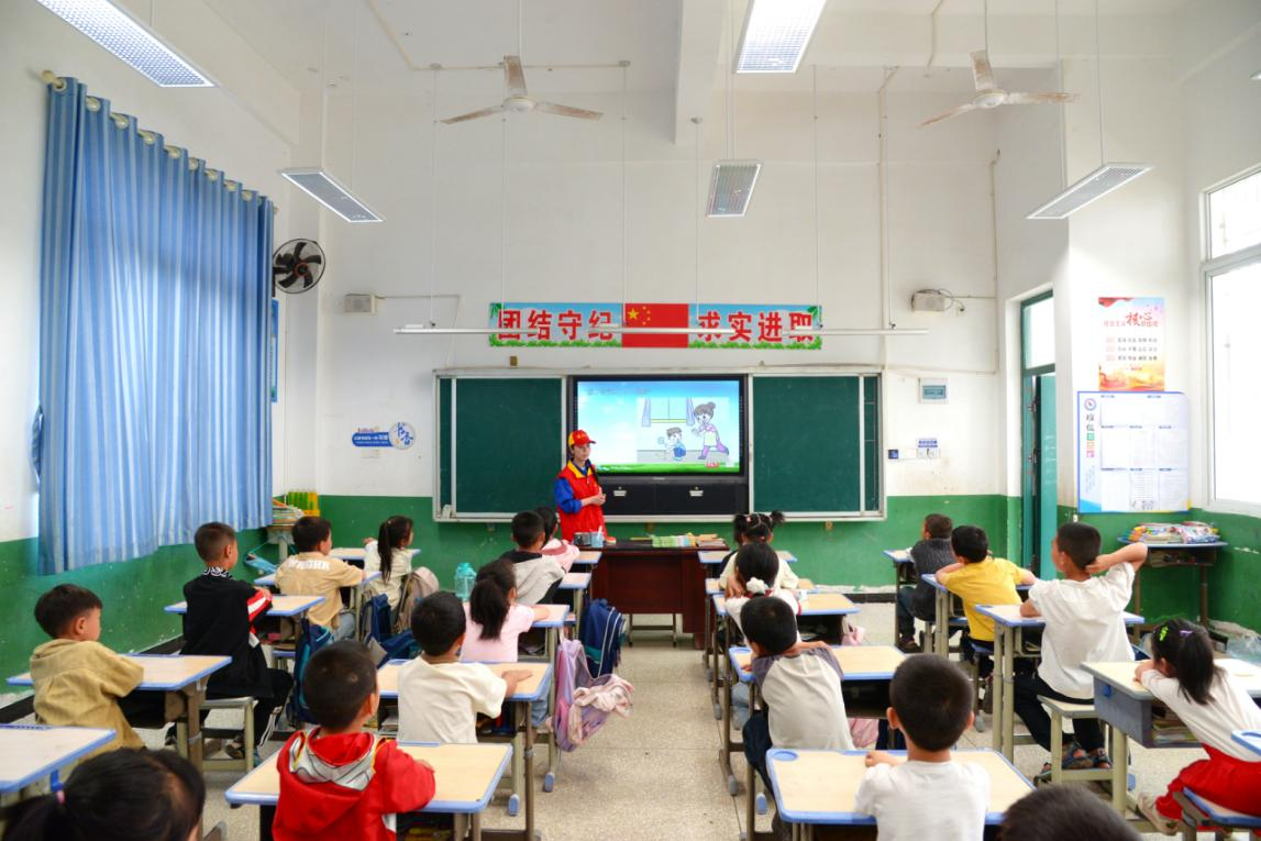 国网四川电力（广安邻水二队）连心桥共产党员服务队队员正在给学生上用电安全知识课.png